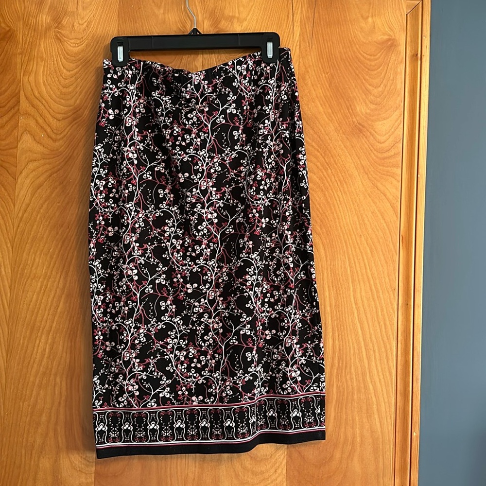 Max Studio Women’s Below Knee Skirt, Size Medium
